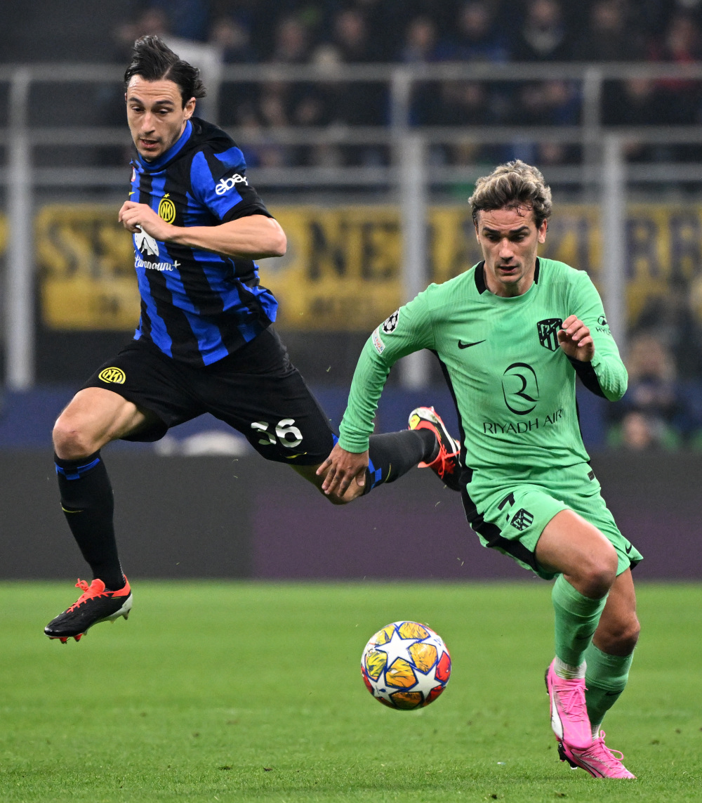 克罗斯：绿茵场上的精准指挥官（克罗斯：中场精确制导者）