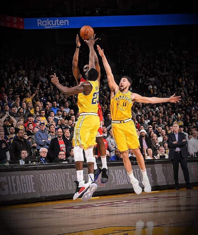 篮球中的“假动作心理学”（篮球假动作的心理学解析）