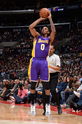 化身电竞少年，维尼修斯晒照准备在使命召唤中大展身手（维尼修斯晒照变身电竞少年，欲在《使命召唤》中大显身手）