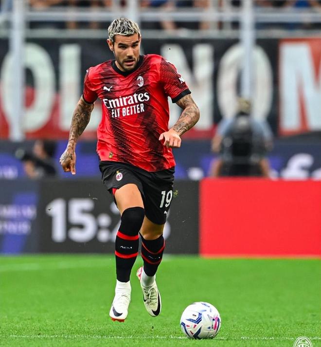 京媒：沈梓捷脚踝裹着厚厚的冰袋已被送往医院​就诊（京媒：沈梓捷脚踝缠厚冰袋，已送医就诊）