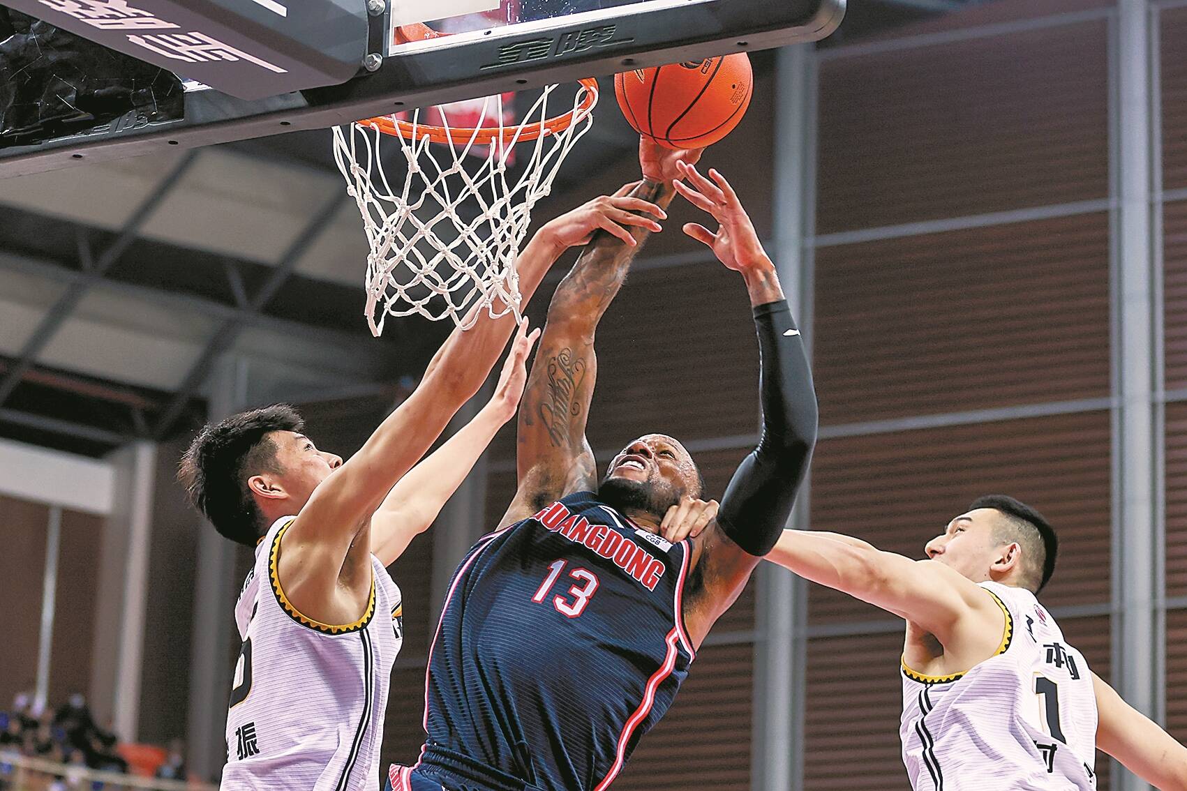 掘金约基奇豪取三双助球队连胜（约基奇砍下三双，助掘金再取连胜）