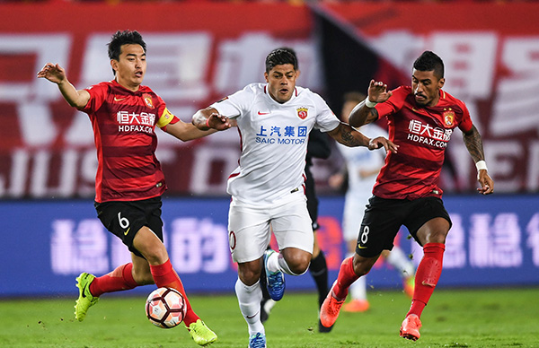 湖人官宣：里夫斯复出第2场左小腿酸痛退赛 三巨头合计缺席29场（湖人公告：里夫斯复出次战因左小腿酸痛提前退赛，三巨头累计缺阵29场）