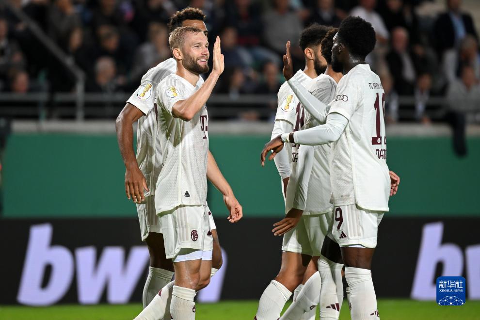 德甲战报：舍尔汉特制胜，佩奇诺维奇戴帽，弗赖堡4-3沃尔夫斯堡（德甲快讯：舍尔汉特献绝杀，佩奇诺维奇上演帽子戏法，弗赖堡4比3击退沃尔夫斯堡）