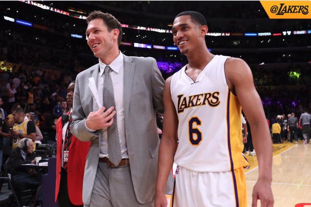 库库：帕尔默怎么伤的？可能打FIFA输了；对巴萨希望拿下3分（库库调侃帕尔默受伤原因：或因FIFA失利；对阵巴萨力争全取三分）