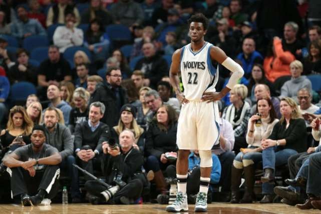 篮球篮网主力中锋脚踝扭伤，伤势待评估（篮网首发中锋脚踝扭伤，伤情评估中）