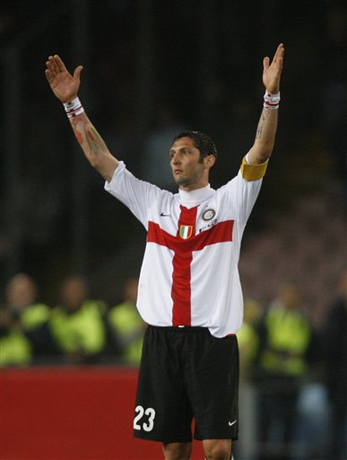 苏炳添退役，吴艳妮惹争议？晒出6年前合照，网友却认不出她是谁（苏炳添宣布退役，吴艳妮引发热议？晒出6年前合影，网友直呼认不出）