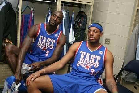 库里圣诞大战5胜7负！生涯面对克莱3胜2负 赛后拥抱致意眼神超暖（库里圣诞战绩5胜7负，生涯对阵克莱3胜2负，赛后拥抱致意眼神暖心）