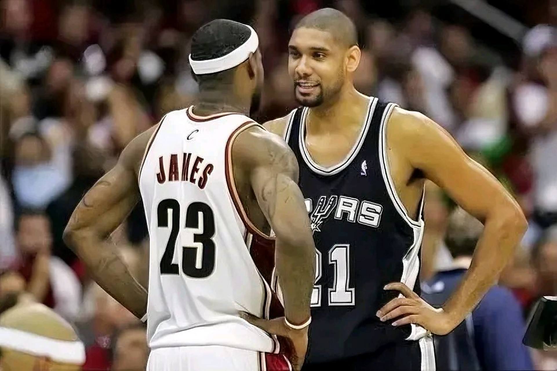 洛夫顿半场高效表现引关注（洛夫顿半场高效发挥备受瞩目）