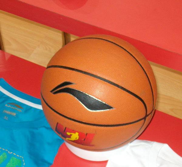 防守端的表现一塌糊涂，开拓者替补中锋在球队中的位置并不稳固？（防守漏洞百出，开拓者替补中锋的球队地位岌岌可危？）