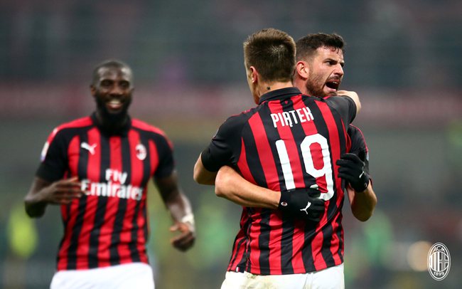 在对阵马竞的比赛中，巴萨球迷打出横幅表达对阿劳霍的支持（对阵马竞，巴萨球迷举横幅力挺阿劳霍）