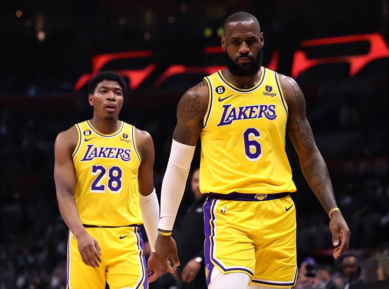 一波打崩！文班亚马三分+离谱上篮 马刺末节两分钟连轰9分打停雷霆（致命一波！文班亚马三分配神仙上篮，马刺末节两分钟连拿9分逼停雷霆）