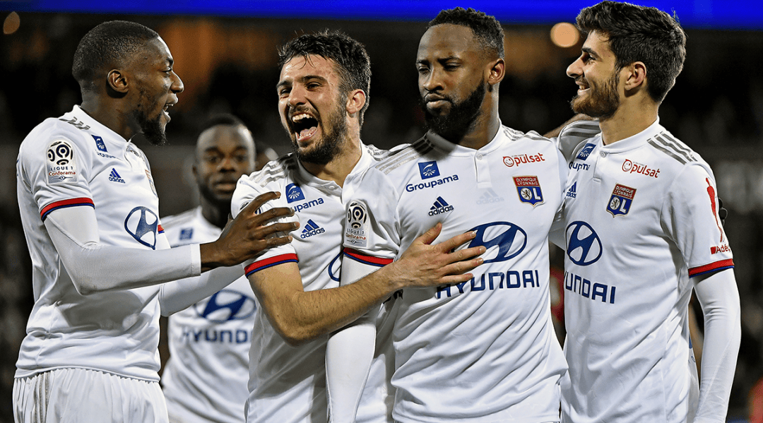 又犯规了！第二节刚上来杨瀚森补防科沃德又被裁判吹打手&已经3犯（次节开局杨瀚森补防科沃德再被吹打手，个人犯规已3次）