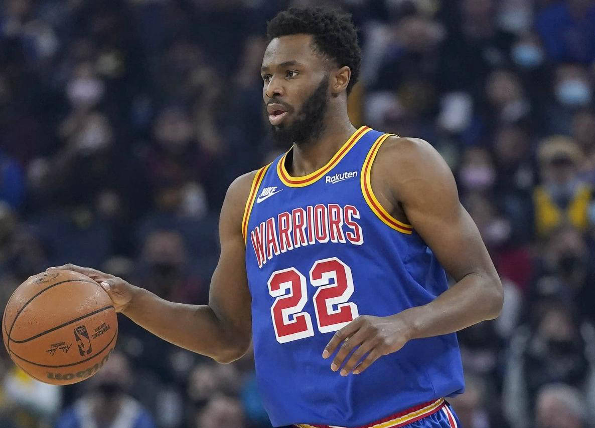 皇马在国家德比后失利，阿隆索面临下课危机，巴萨趁机领跑，西甲争冠形势严峻。（国家德比失利令皇马受挫，阿隆索帅位告急，巴萨乘势领跑，西甲争冠风云突变）