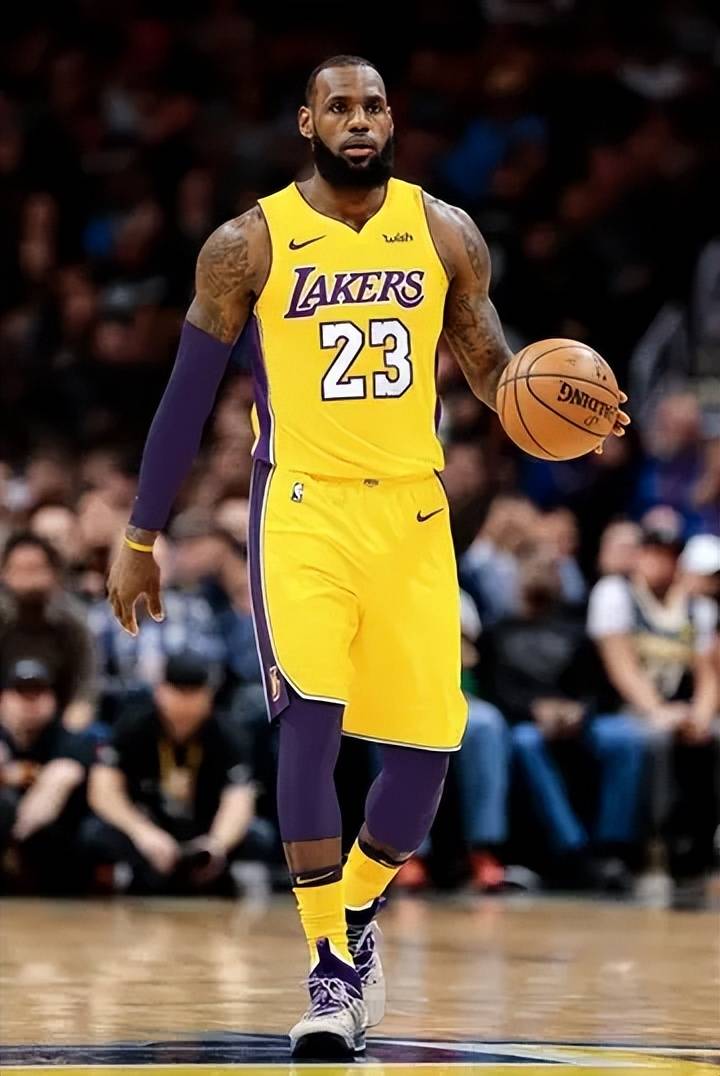 杜兰特跳投落地踩到老队友布鲁斯·布朗脚 裁判回看升级一级恶犯（杜兰特跳投落地踩到布鲁斯·布朗，回看后裁判改判一级恶意犯规）